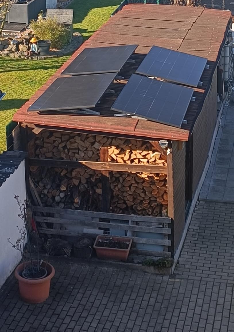 Balkonkraftwerk mit 4 Solarmodulen und APsystems EZ1-M Wechselrichter