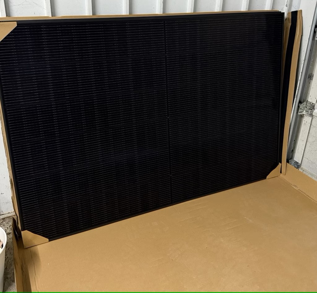 NEUHEIT: Trina Solar Full-Black: Tiefschwarzes Glas/Glas-Modul, leistungsstark und effizient