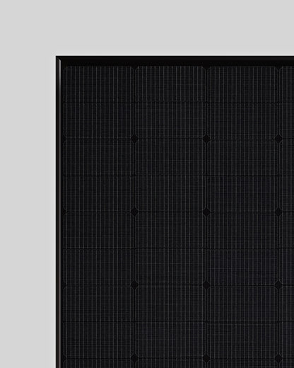 Meyer Burger Black: Elegant schwarz und besonders hagelfest durch 3,2 mm starkes Glas